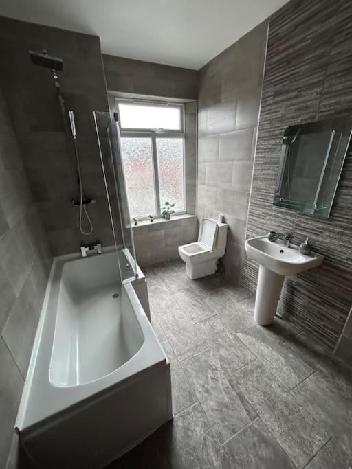 Spacious Homely 3 Bed Property Ньюкасл-андер-Лайм Экстерьер фото